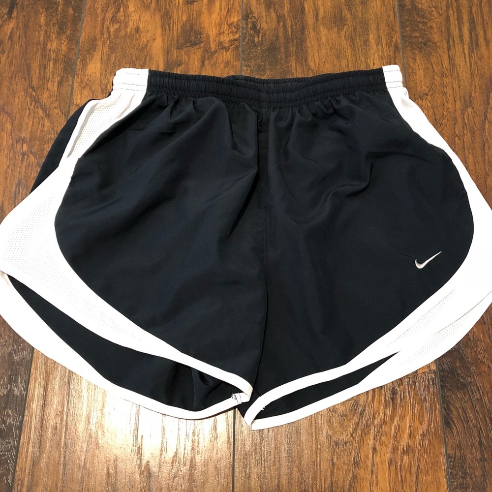 Women’s M navy Nike Tempo Shorts